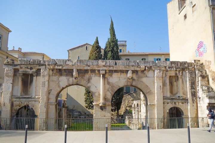 porte auguste nimes