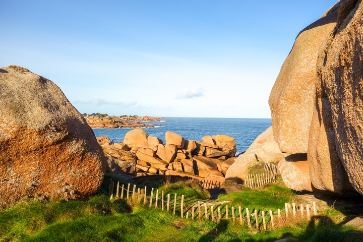 Côte de Granit Rose à Ploumanac'h, Côtes-d’Armor, Bretagne, avec ses rochers roses emblématiques et le sentier côtier