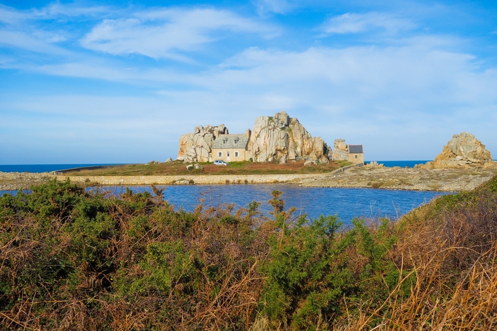 Maison de Castel Meur à Trégastel, Côtes-d’Armor, Bretagne, nichée entre deux rochers sur la côte de Granit Rose