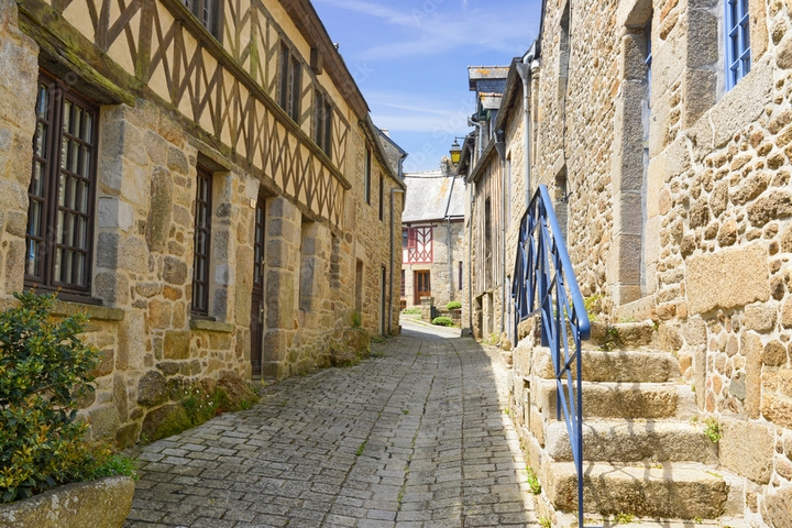 Village médiéval de Moncontour, Côtes-d’Armor, Bretagne, avec ses remparts, ruelles pavées et maisons anciennes