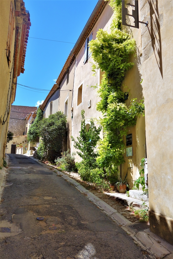 la rue des remparts Bages