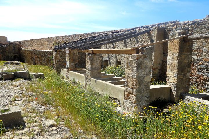Lavoir et citerne de Spinalonga