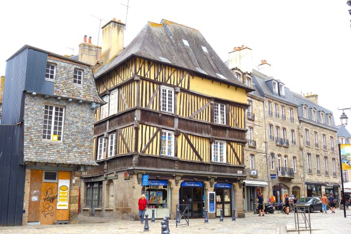La place des Merciers, Dinan
