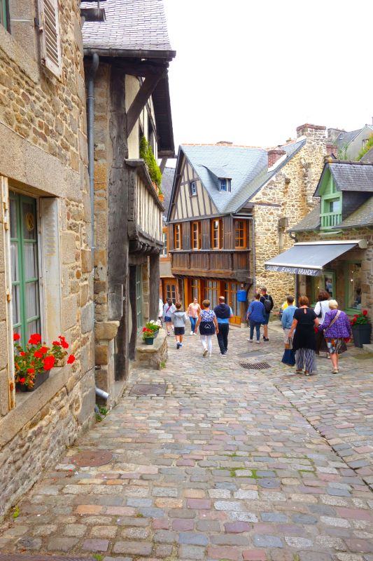Ville médiévale de Dinan, Côtes-d’Armor, Bretagne, avec ses remparts, son port et ses maisons à colombages