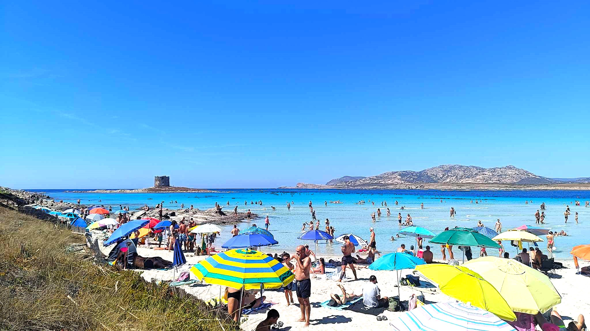 Plage La Pelosa à Stintino, sable blanc et eaux turquoise en Sardaigne du Nord"