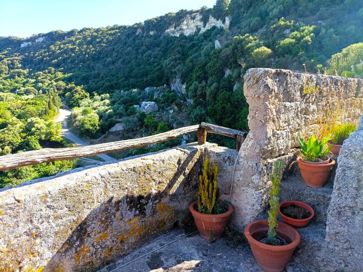 Vue depuis la terrasse du Musée Domu De Janas La Rocca, Senidi