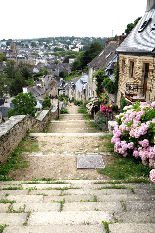 Escaliers de Brélévenez à Lannion, Côtes-d’Armor, Bretagne, offrant une vue panoramique sur la ville et le fleuve Léguer