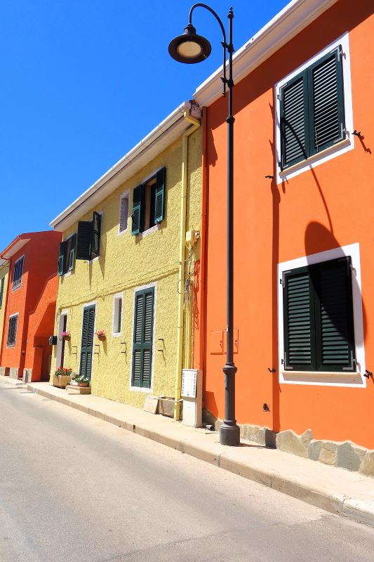 village de Stintino en Sardaigne du Nord avec son port typique