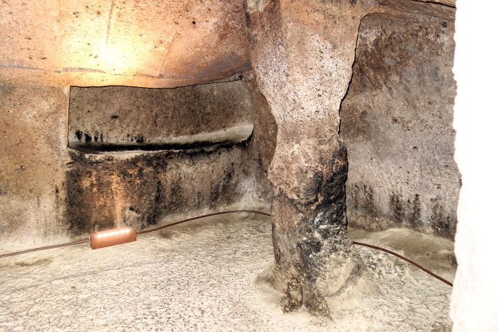 Nécropole de Sant Andrea Priu site rupestre avec tombes sculptées dans la roche