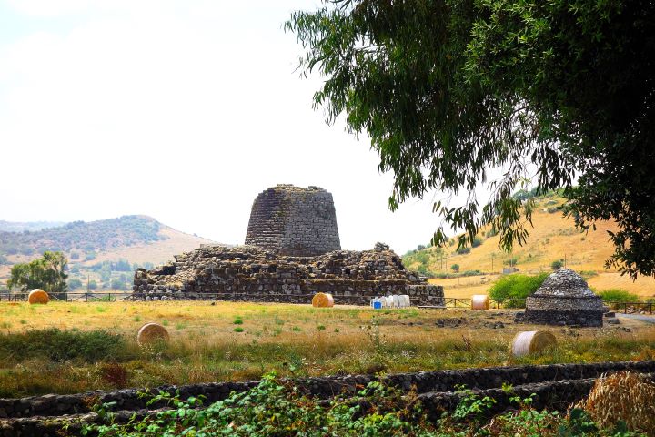 Monument mégalithique Nuraghe Santu Antine emblématique de la civilisation nuragique