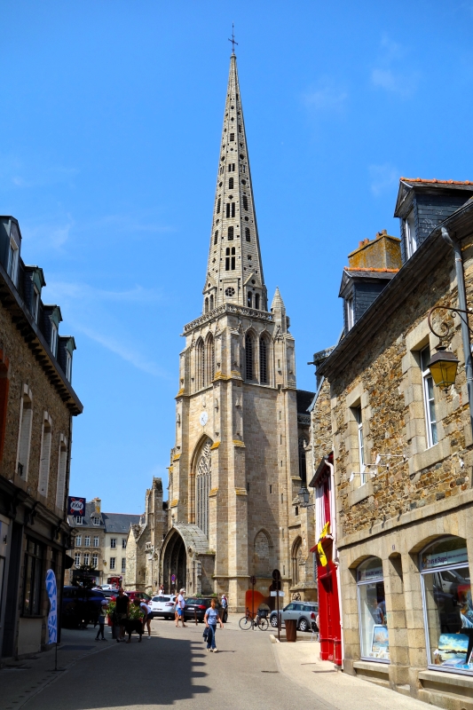 Cathédrale Saint-Tugdual à Tréguier, Côtes-d’Armor, Bretagne, exemple d’architecture gothique avec ses vitraux et son cloître historique