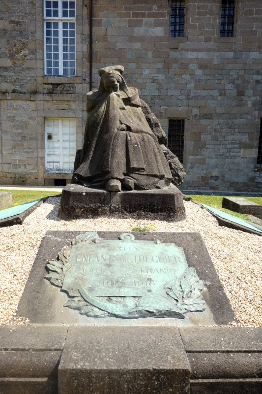 Le monument aux morts La pleureuse, Tréguier
