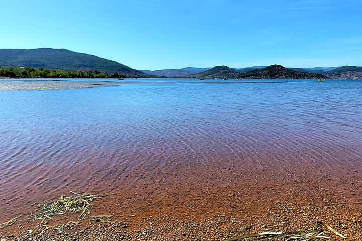 Paysage volcanique autour du lac du Salagou, site naturel incontournable de l’Hérault