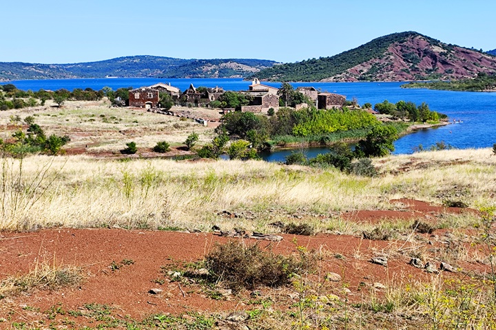 Village de Celles au bord du lac du Salagou, site pittoresque de l’Hérault