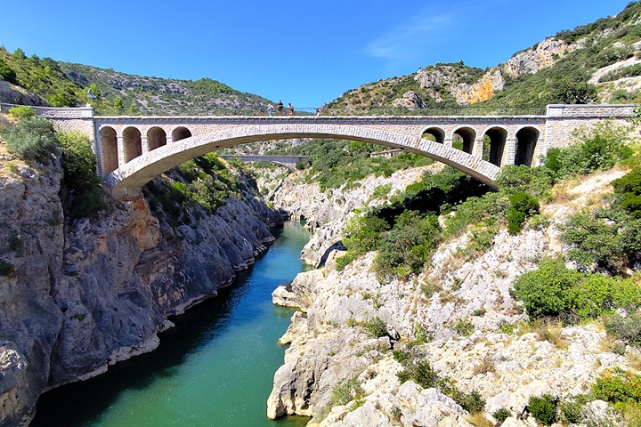 Les gorges de l’Hérault, cadre spectaculaire au pied du Pont du Diable