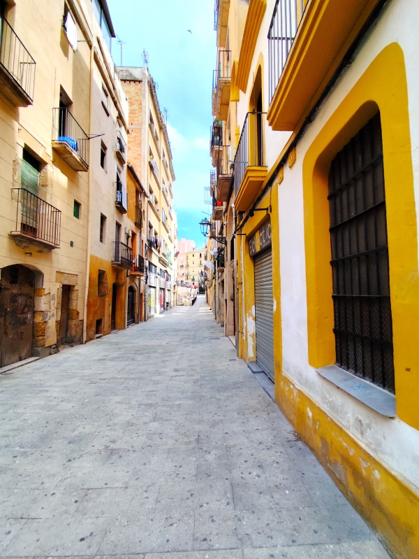 Une rue pittoresque et colorée de Tarragone, offrant un aperçu de l'architecture méditerranéenne typique.