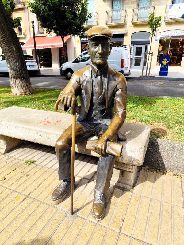 Statue de Josep Virgili, Tarragone