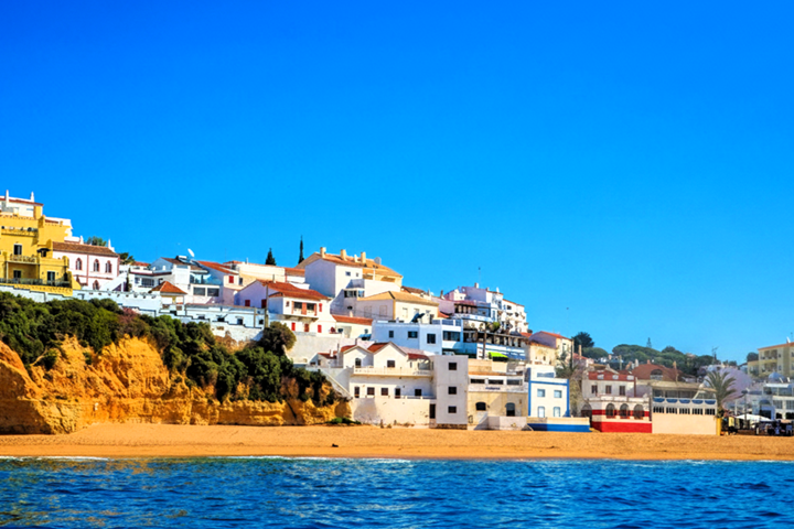 Alvor est un charmant village de pêcheurs avec sa marina et ses ruelles colorées