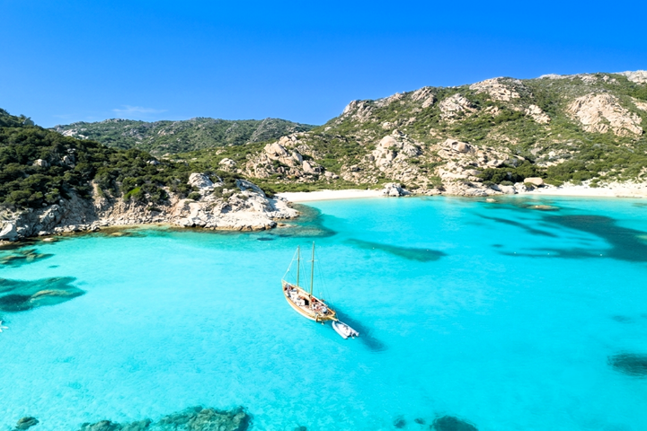 Cala Corsara sur l'île de Spargi, l'archipel de la Maddalena, Sardaigne