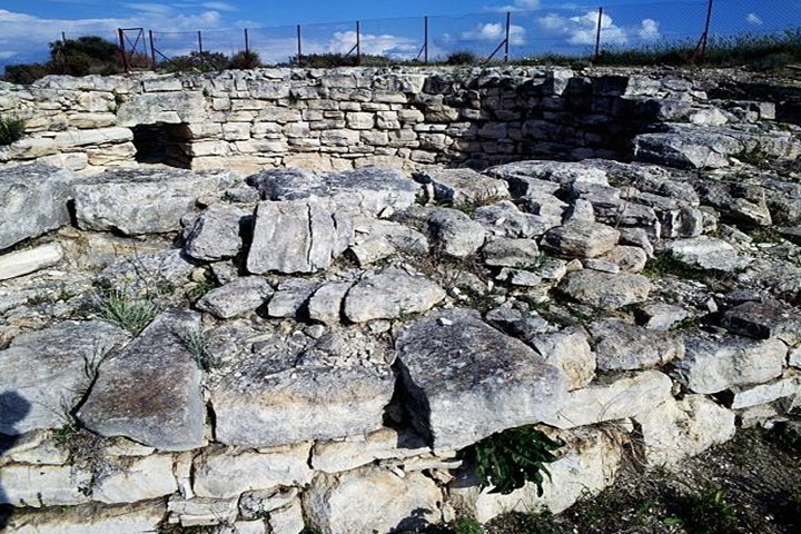 La tombe circulaire de Kamilari, nécropole minoenne de la province d'Héraklion, Crète
