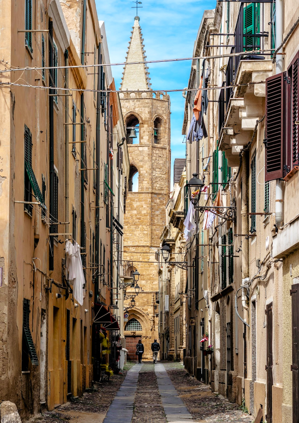 Vieille ville d’Alghero en Sardaigne du Nord avec ruelles pavées