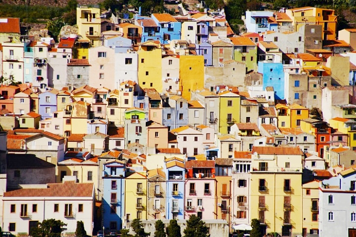 Village coloré de Bosa le long du fleuve Temo en Sardaigne du Nord