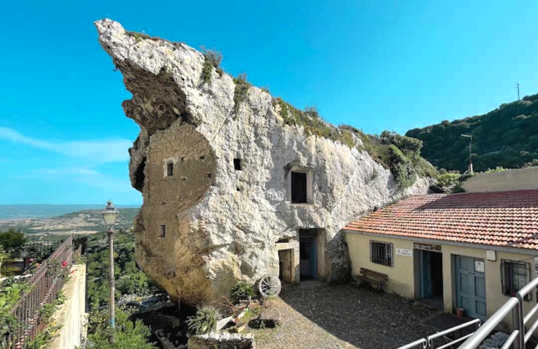 Site préhistorique Domu De Janas La Rocca en Sardaigne du Nord