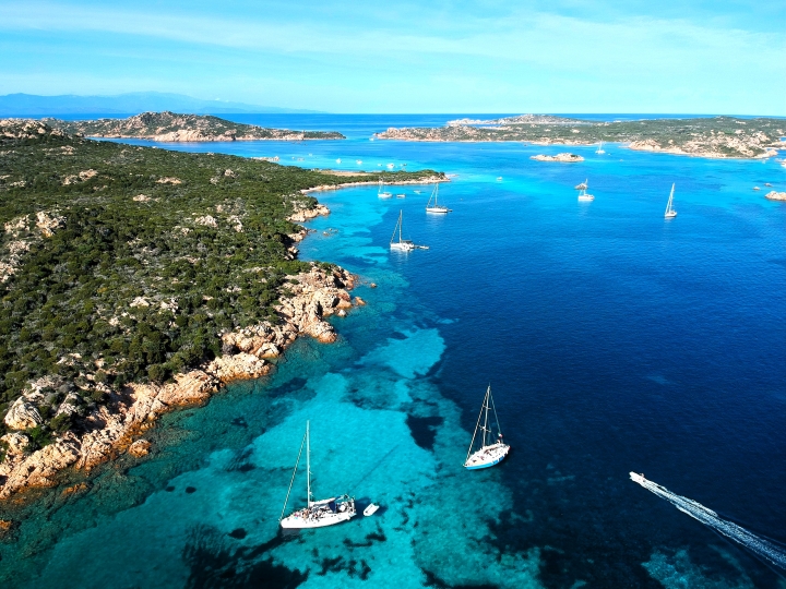 Archipel des îles Maddalena avec criques secrètes et plages paradisiaques en Sardaigne du Nord