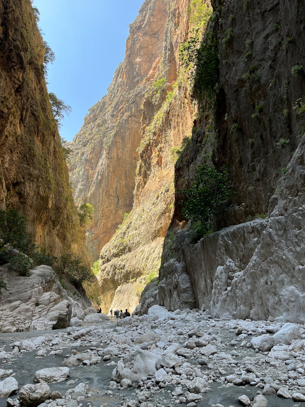 Randonnée spectaculaire dans les gorges de Samaria, l’une des plus longues et célèbres gorges d’Europe, situées dans les Montagnes Blanches de Crète