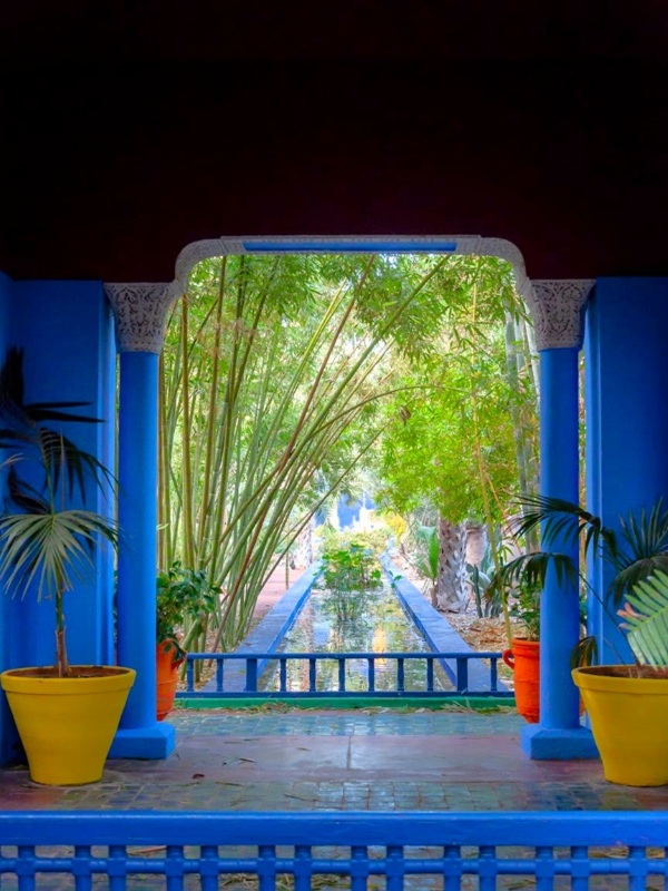 Jardins luxuriants et architecture bleu Majorelle à Marrakech