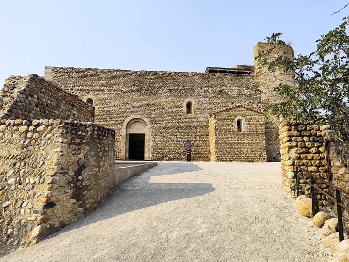 Château vicomtal de Canet-en-Roussillon avec ses remparts