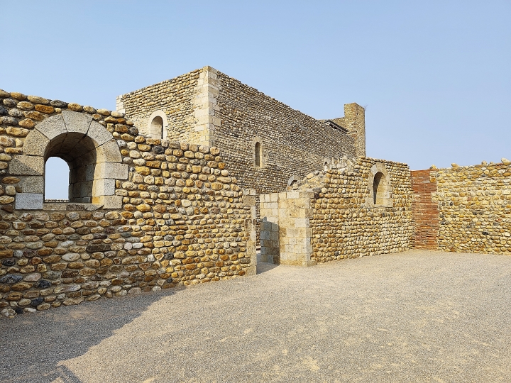 Château vicomtal de Canet-en-Roussillon avec ses remparts