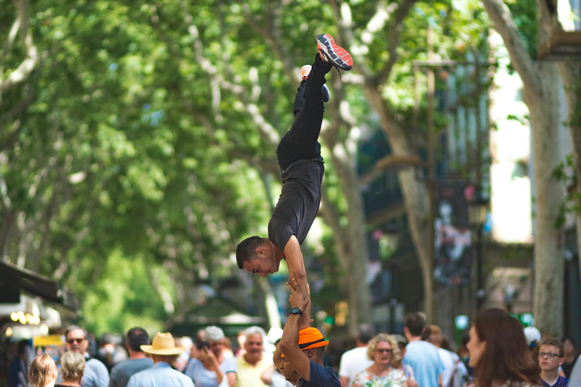 Promenade animée des Ramblas à Barcelone avec terrasses et boutiques