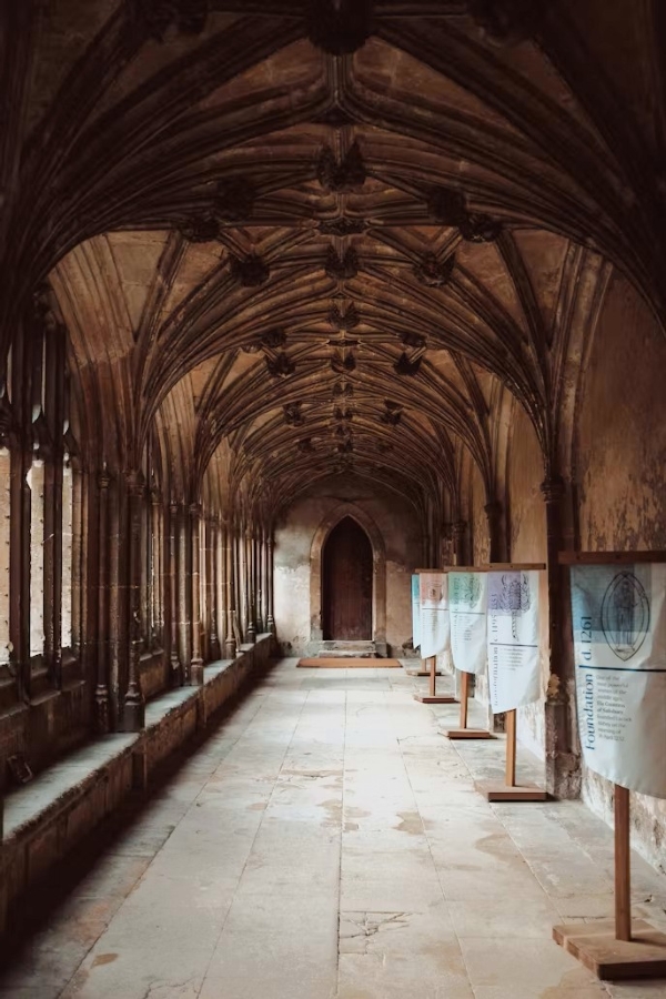 Abbaye de Lacock en Angleterre, décor des salles de classe de Poudlard dans Harry Potter