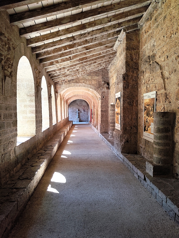 Cloître roman de l’abbaye de Gellone à Saint-Guilhem-le-Désert, patrimoine UNESCO