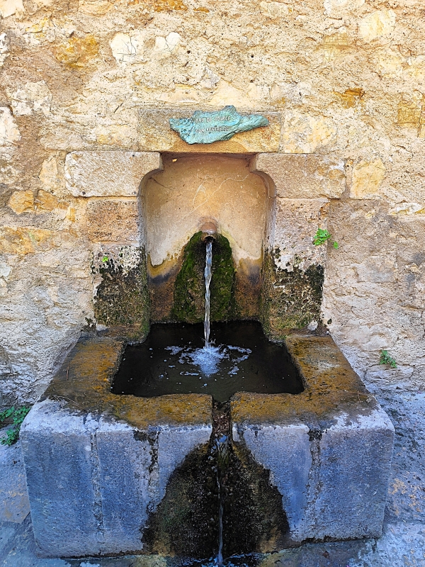 Fontaine en pierre ancienne à Saint-Guilhem-le-Désert, exemple d’ingénierie médiévale