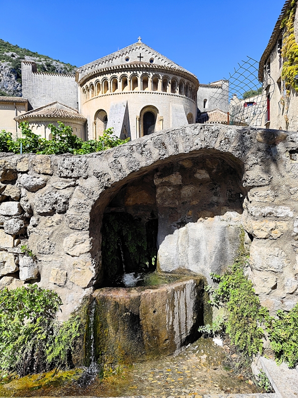 Fontaine en pierre ancienne à Saint-Guilhem-le-Désert