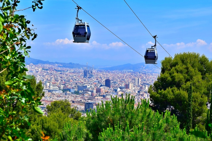 Le téléphérique de Montjuïc permet d’admirer Barcelone depuis les airs en reliant la colline au port
