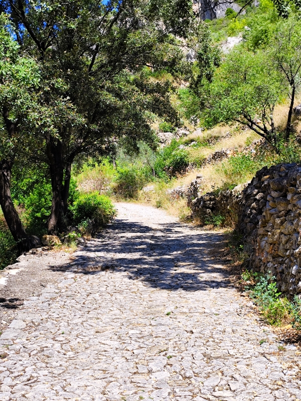 Itinéraire de randonnée balisé autour de Saint-Guilhem-le-Désert dans l’Hérault
