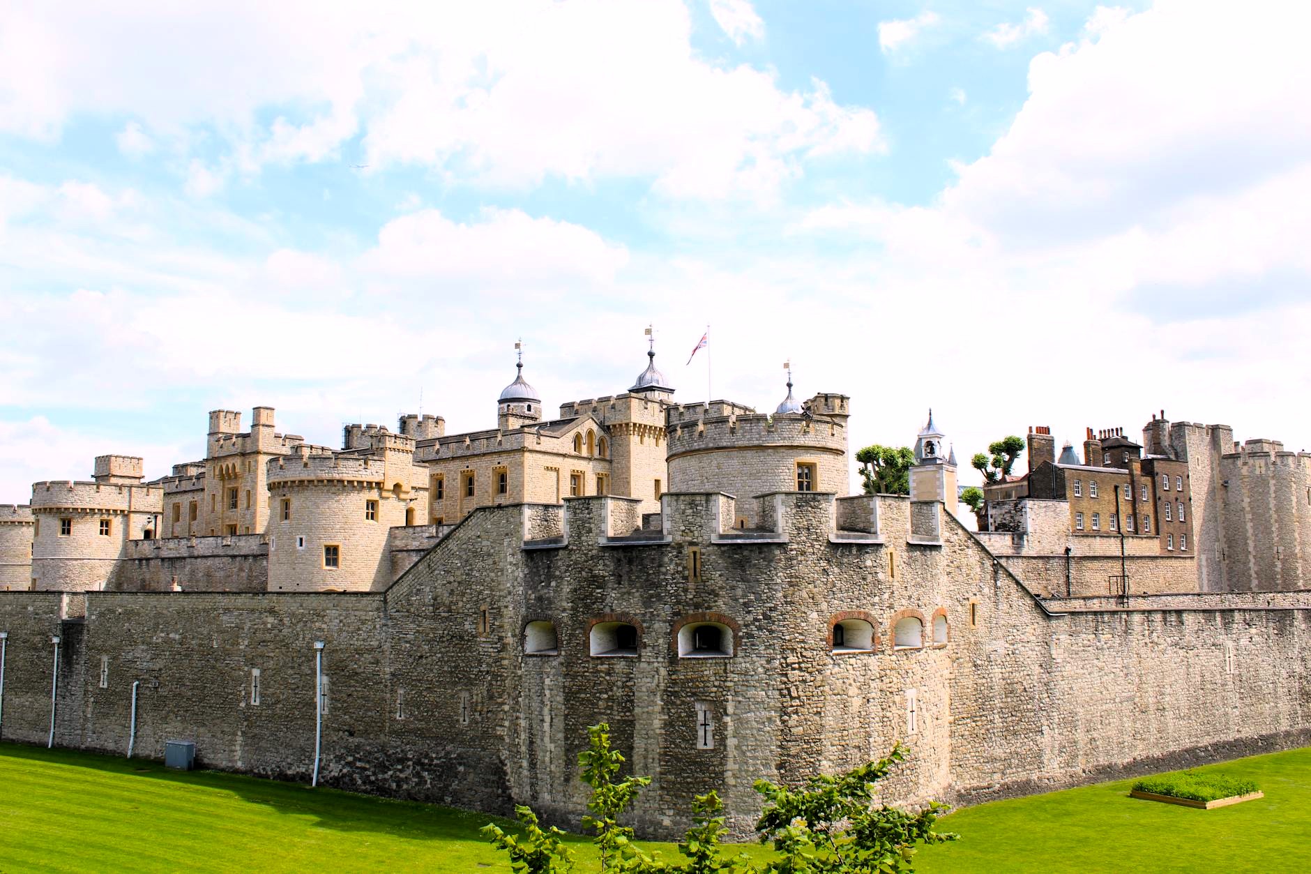 Tour de Londres au bord de la Tamise avec ses remparts médiévaux
