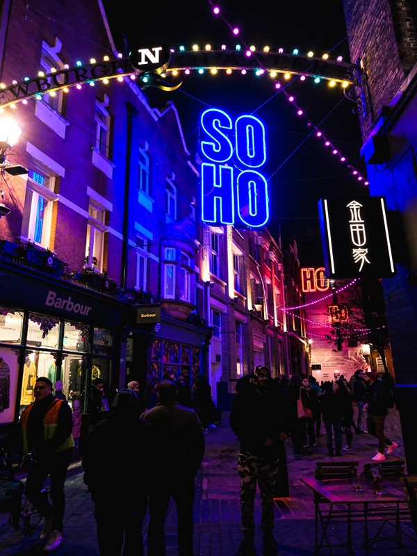 Rue animée de Soho avec restaurants et théâtres à Londres