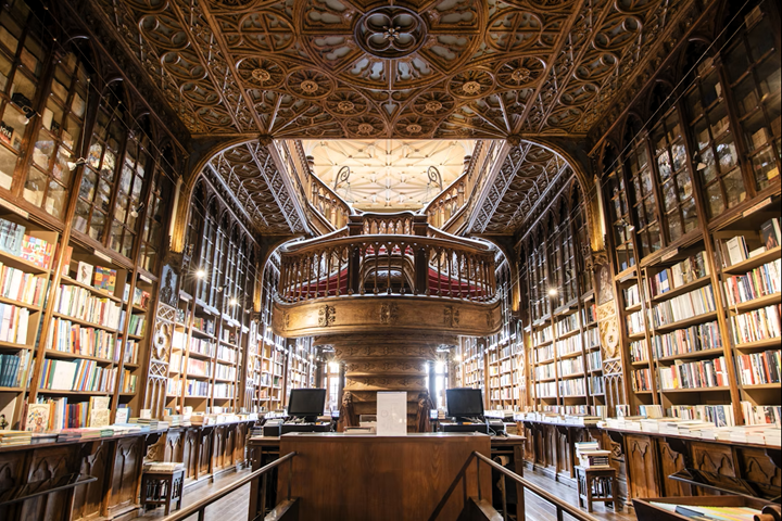 Escalier rouge et intérieur néo-gothique de la librairie Lello à Porto, source d’inspiration pour l’univers de Harry Potter