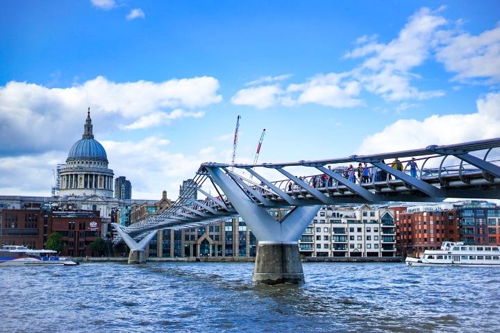 Millennium Bridge à Londres, détruit par les Mangemorts dans Harry Potter et le Prince de Sang-Mêlé