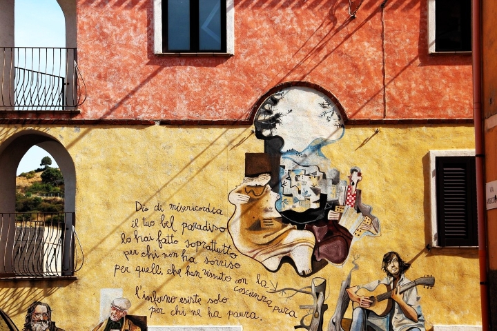 Orgosolo, célèbre pour ses fresques murales engagées qui décorent tout le village