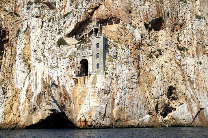 Porto Flavia à Iglesias, tunnel minier creusé dans la falaise et vue sur la mer, sud-ouest de la Sardaigne