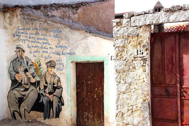 Murales colorés dans les rues d’Orgosolo, village emblématique de la Barbagia en Sardaigne