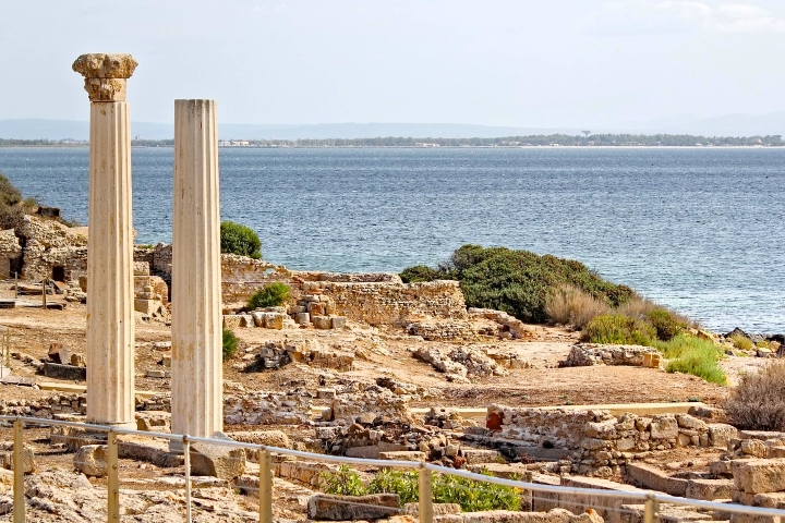 Ruines du site archéologique de Tharros sur la côte ouest de la Sardaigne, vestiges phéniciens et romains en bord de mer