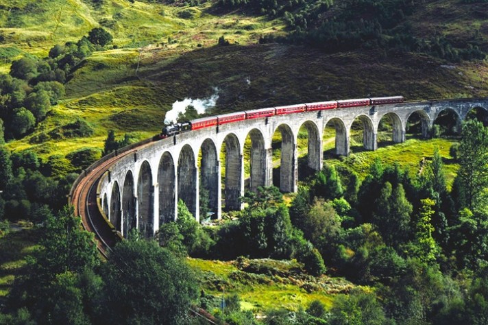 Le viaduc de Glenfinnan en Écosse, traversé par le Poudlard Express dans les films