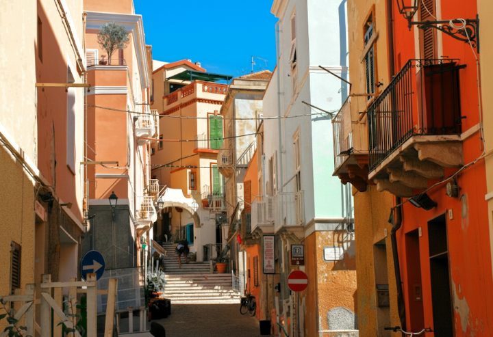 Carloforte, village pittoresque de l’île de San Pietro en Sardaigne, avec ses ruelles colorées et son port animé