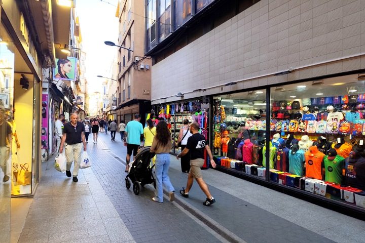 Les rues commerçantes piétonnes du centre historique de Lloret de Mar, Costa Brava